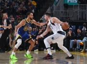 南宫体育-东契奇回归赛场，战术调整首场状态亮眼，巴塞罗那观众沸腾！的简单介绍