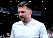 南宫体育-东契奇新星重返赛场表现突出，热火前途光明！赛场气氛高涨(独行侠队东契奇照片)