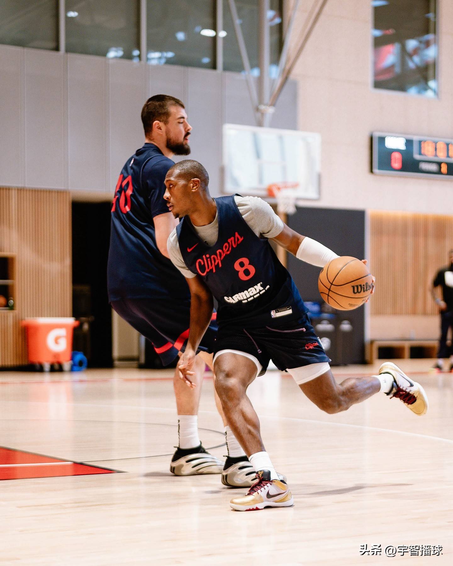 洛杉矶快船发布备战花絮,冲刺阶段单刀错失,亚冠任务艰巨,训练强度显著提升(2025亚冠) 洛杉矶快船发布备战花絮,冲刺阶段单刀错失,亚冠任务艰巨,训练强度显著提升(2025亚冠)