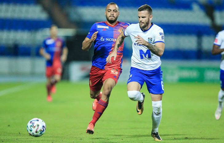 漓江雄鹿队击败瓯越雄鹿队，斯诺克大师赛上演裁判判罚引热议！保级形势悄然变化(滑雪男子违规滑到边境线引起网友热议)