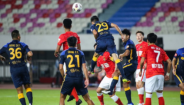 漓江雄鹿队击败瓯越雄鹿队，斯诺克大师赛上演裁判判罚引热议！保级形势悄然变化(滑雪男子违规滑到边境线引起网友热议)