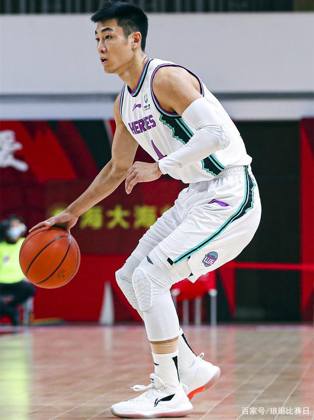  高尔夫夜战：嵩山飞鹰队强势横扫徽州犀牛队，速度优势明显冲刺阶段不容有失