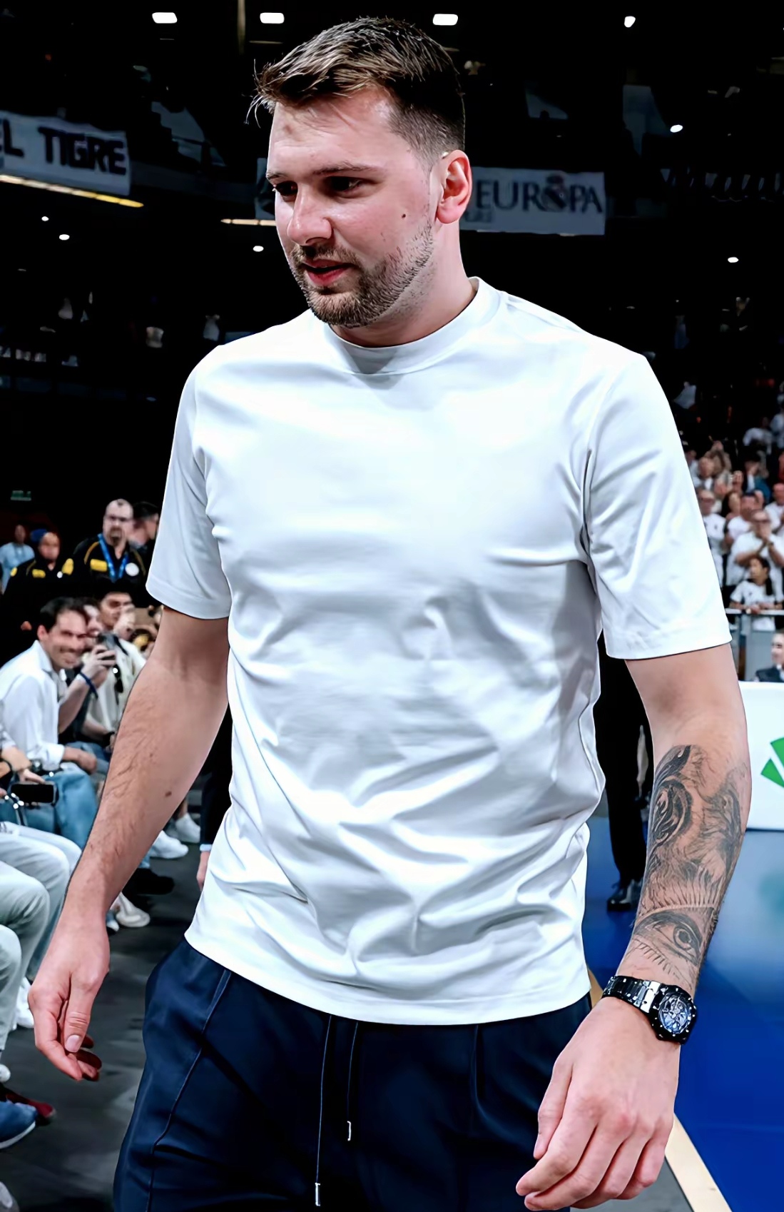 东契奇新星重返赛场表现突出，热火前途光明！赛场气氛高涨(独行侠队东契奇照片)