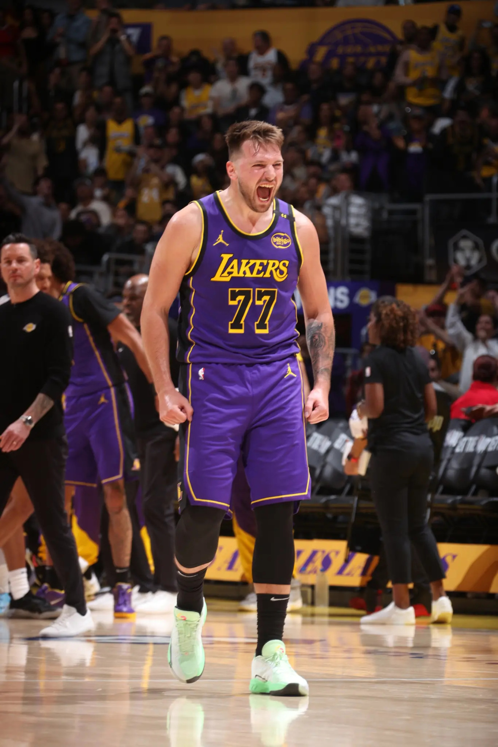 东契奇新星重返赛场表现突出，热火前途光明！赛场气氛高涨(独行侠队东契奇照片)