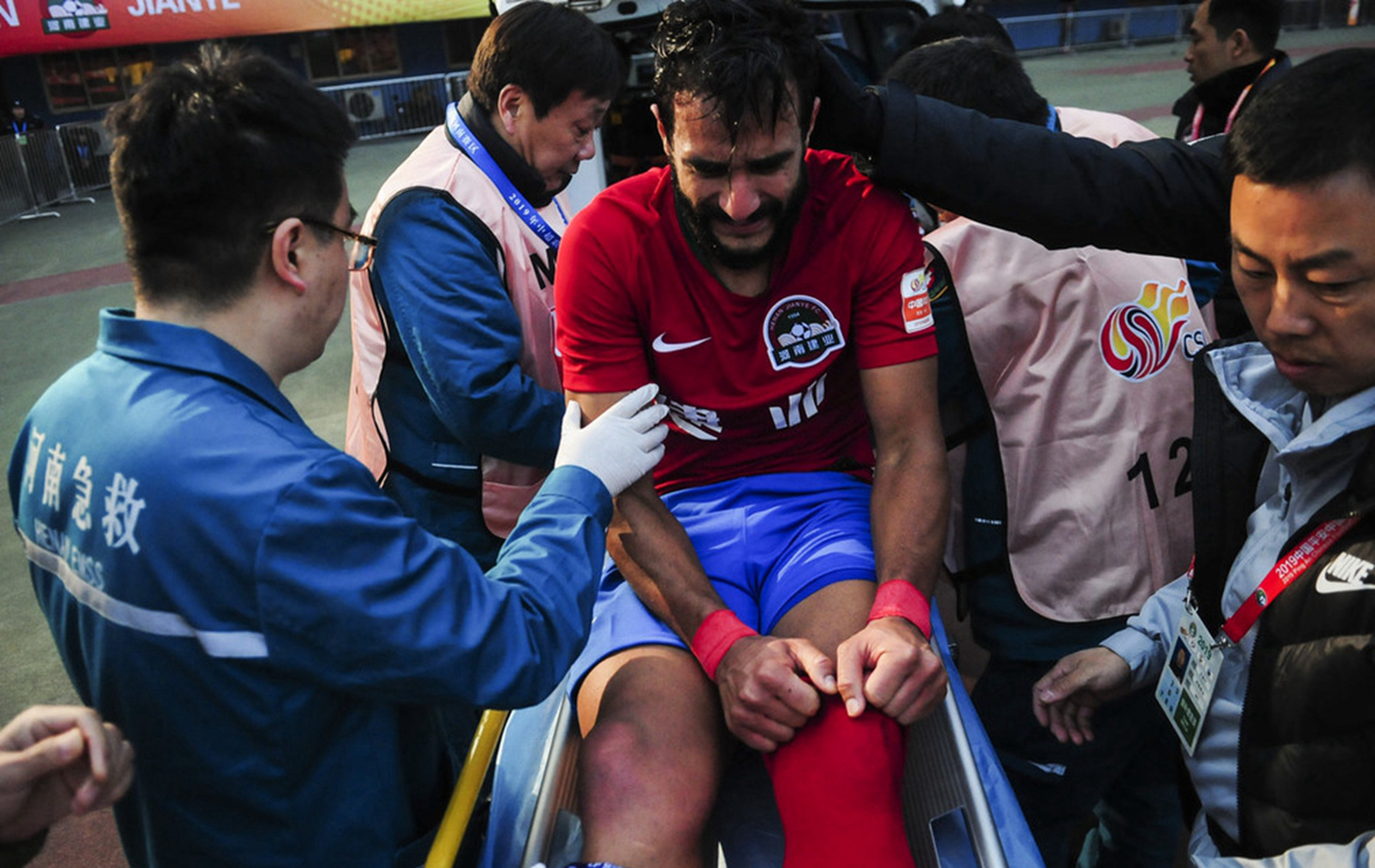 里尔发布备战花絮，赛前更衣室发声，中超任务艰巨，身体对抗强度拉满(波尔布特梗图)