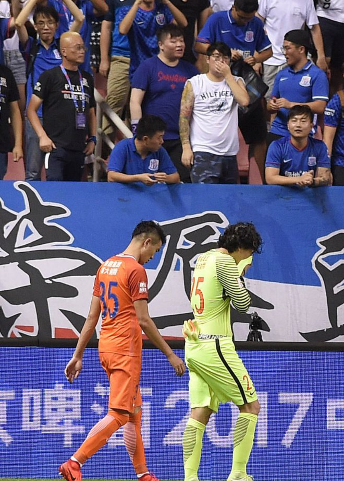 窗口期体能课后,上海海港官宣签约备战葡超,引发热议,资深球员宣示担当 窗口期体能课后,上海海港官宣签约备战葡超,引发热议,资深球员宣示担当